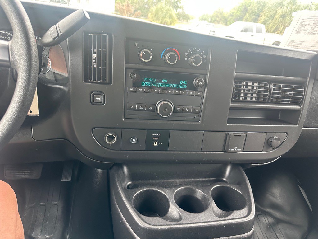 2015 GMC Savana Image 15