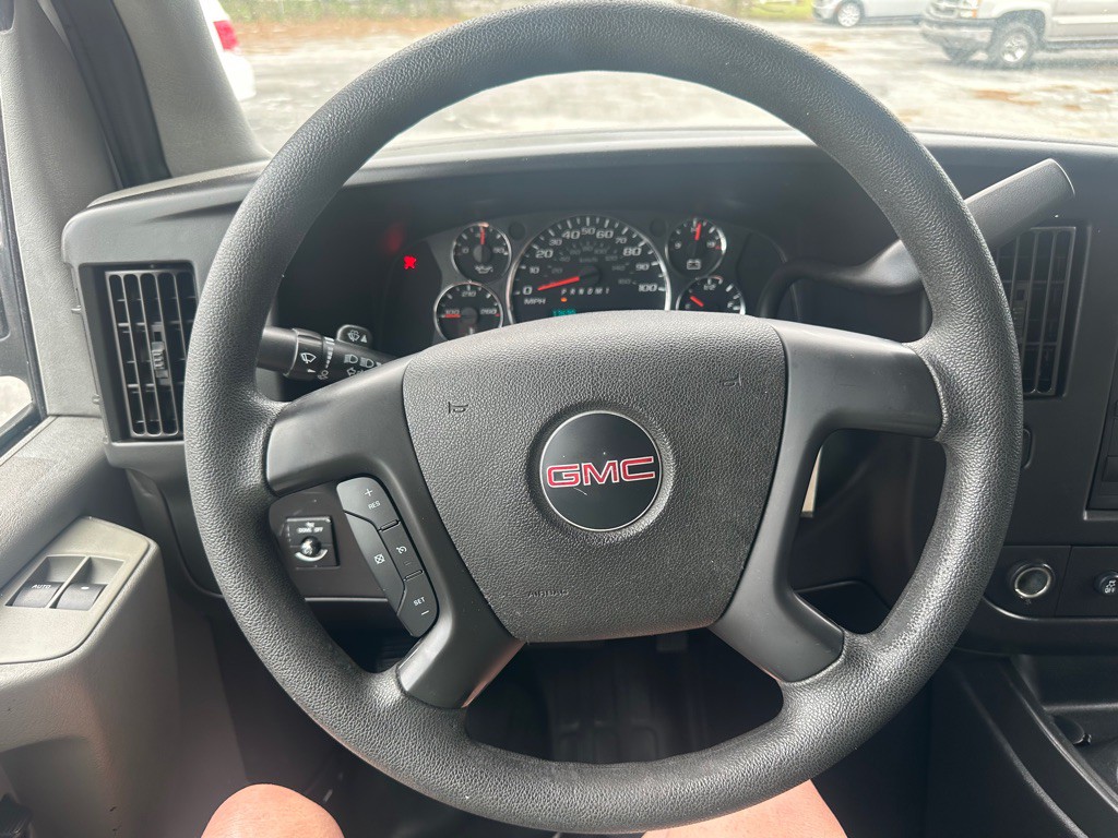 2015 GMC Savana Image 17