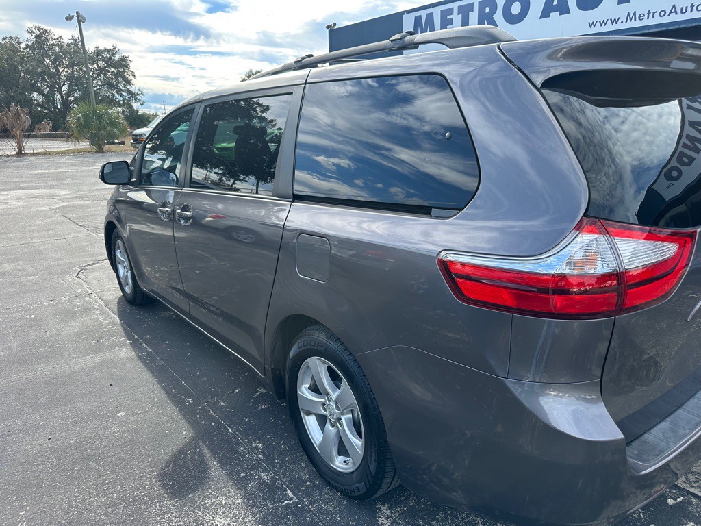 2015 Toyota Sienna Image 2