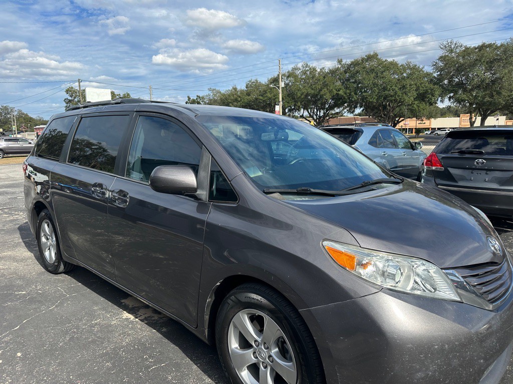 2015 Toyota Sienna Image 5