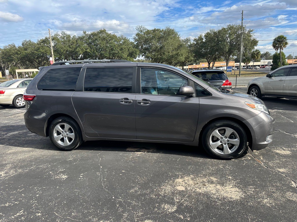 2015 Toyota Sienna Image 6