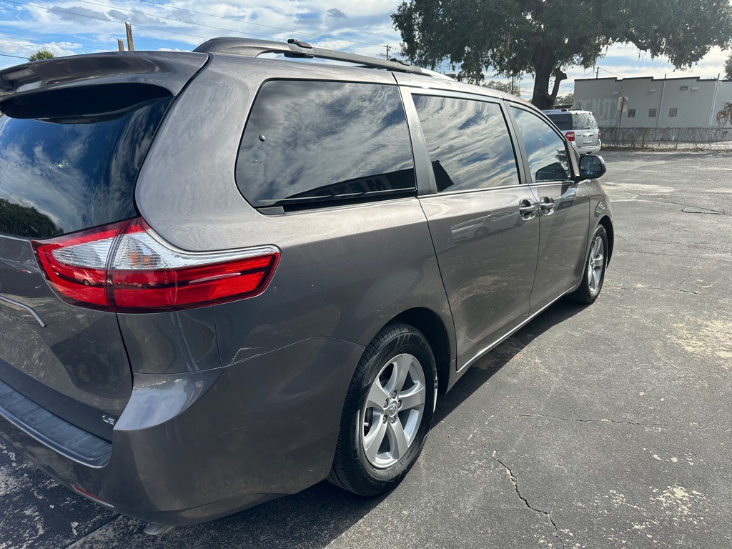2015 Toyota Sienna Image 7