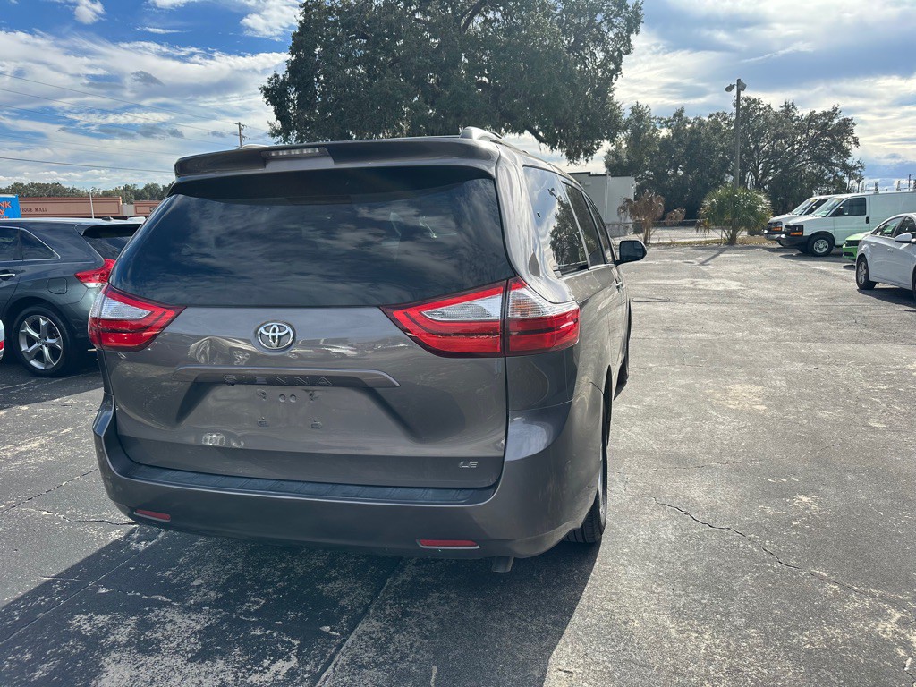 2015 Toyota Sienna Image 8