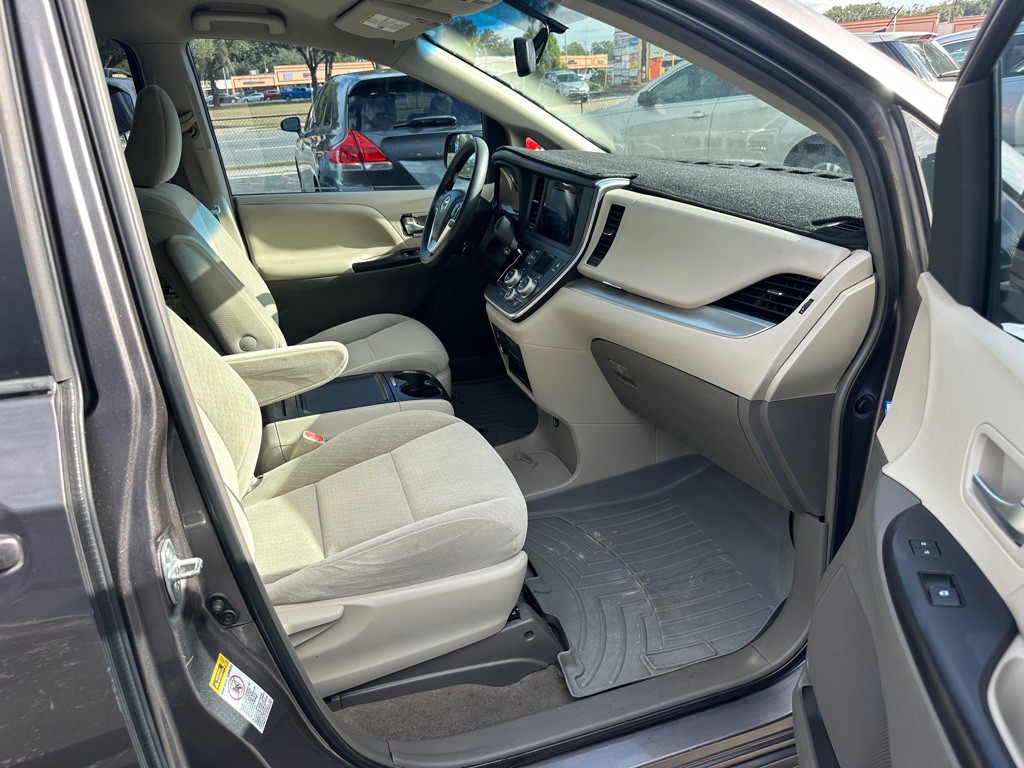 2015 Toyota Sienna Image 10