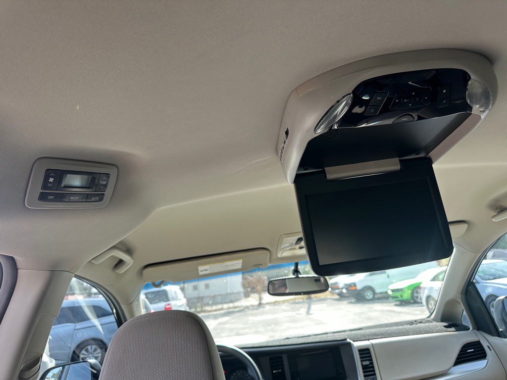 2015 Toyota Sienna Image 12