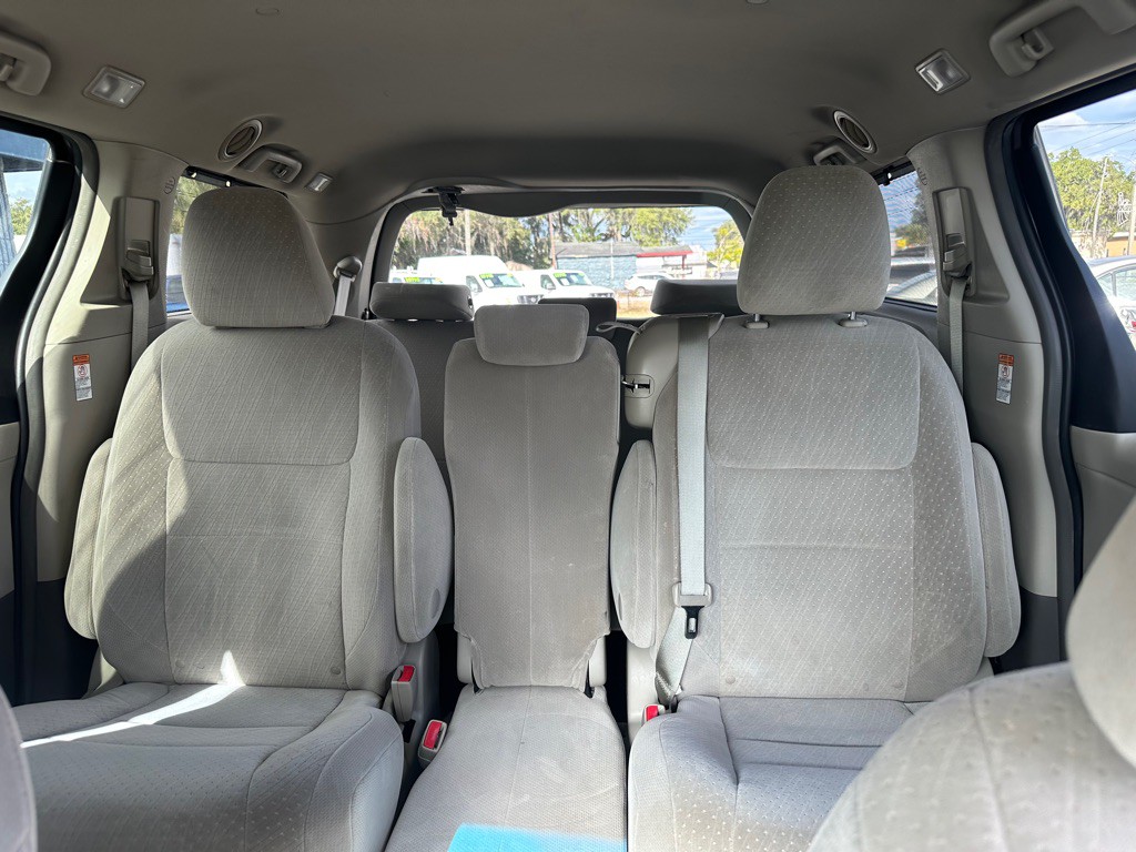 2015 Toyota Sienna Image 13