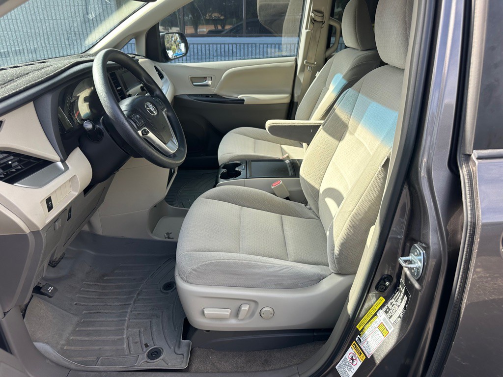 2015 Toyota Sienna Image 14