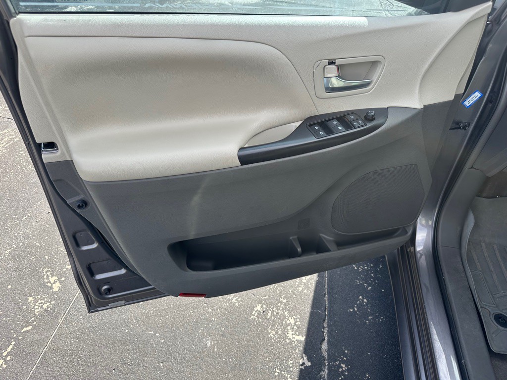 2015 Toyota Sienna Image 15