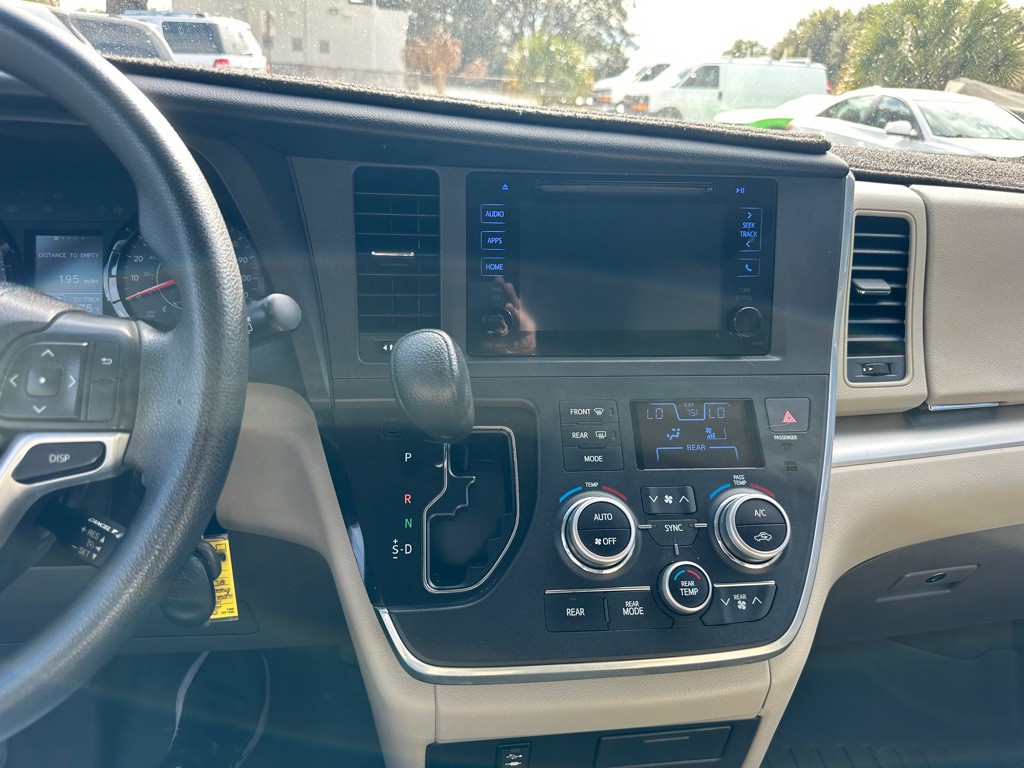 2015 Toyota Sienna Image 17
