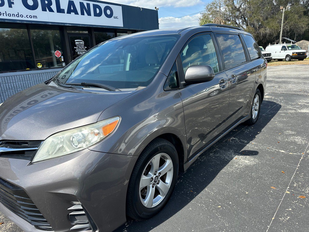 2018 Toyota Sienna Image 3