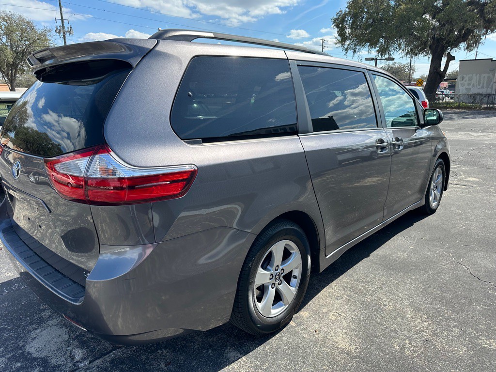 2018 Toyota Sienna Image 7
