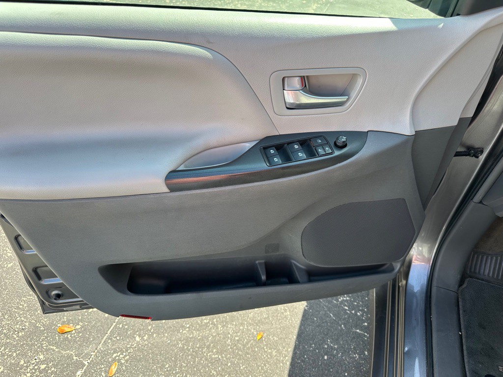 2018 Toyota Sienna Image 15