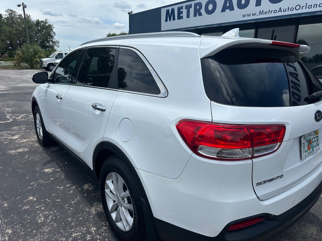 2017 Kia Sorento Image 2