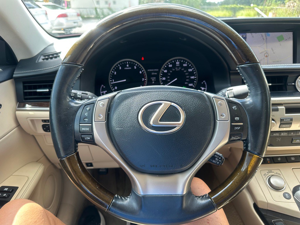 2014 Lexus ES Image 22