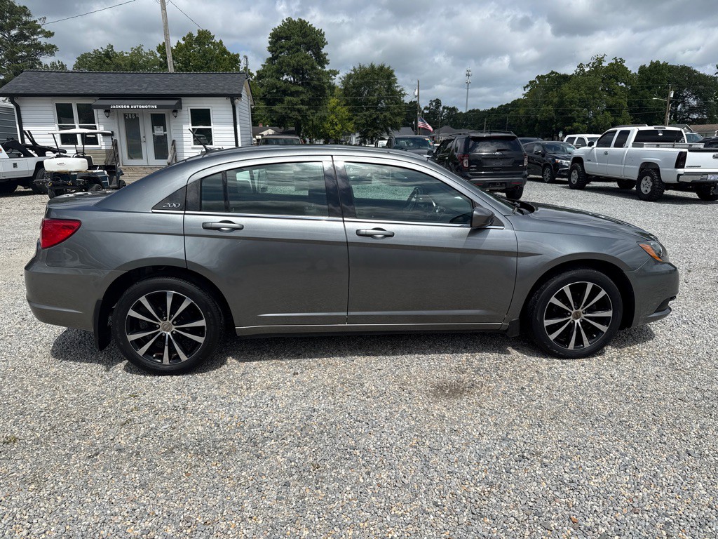 2013 Chrysler 200 Image 4