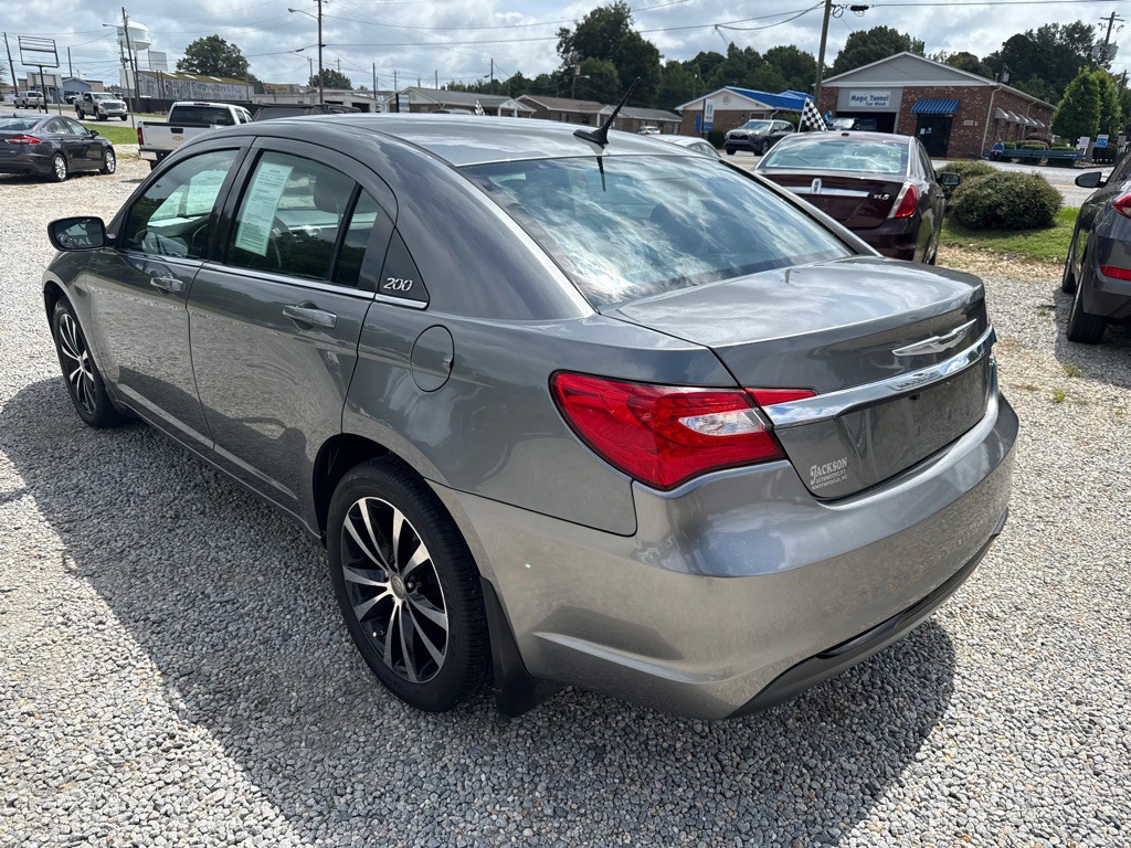 2013 Chrysler 200 Image 6