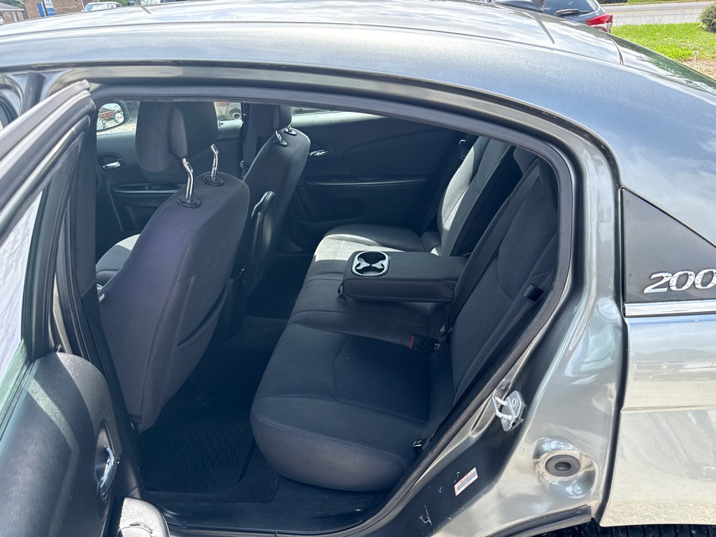 2013 Chrysler 200 Image 9