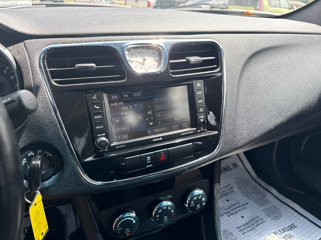 2013 Chrysler 200 Image 12