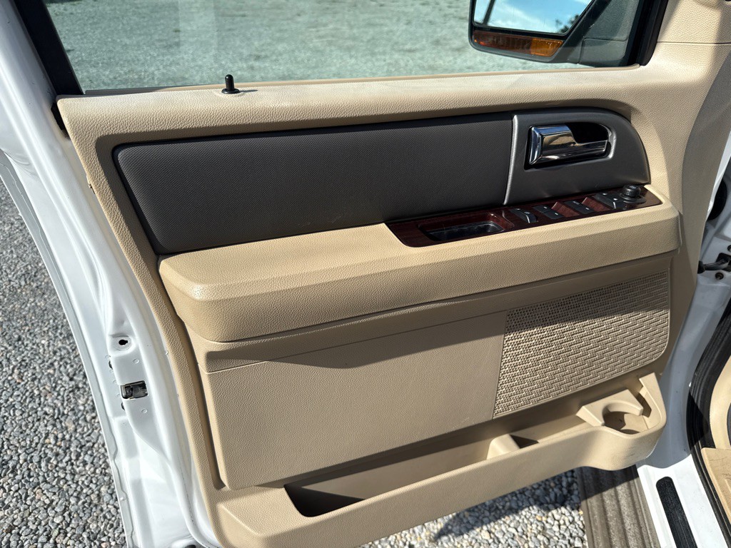 2011 Ford Expedition Image 9
