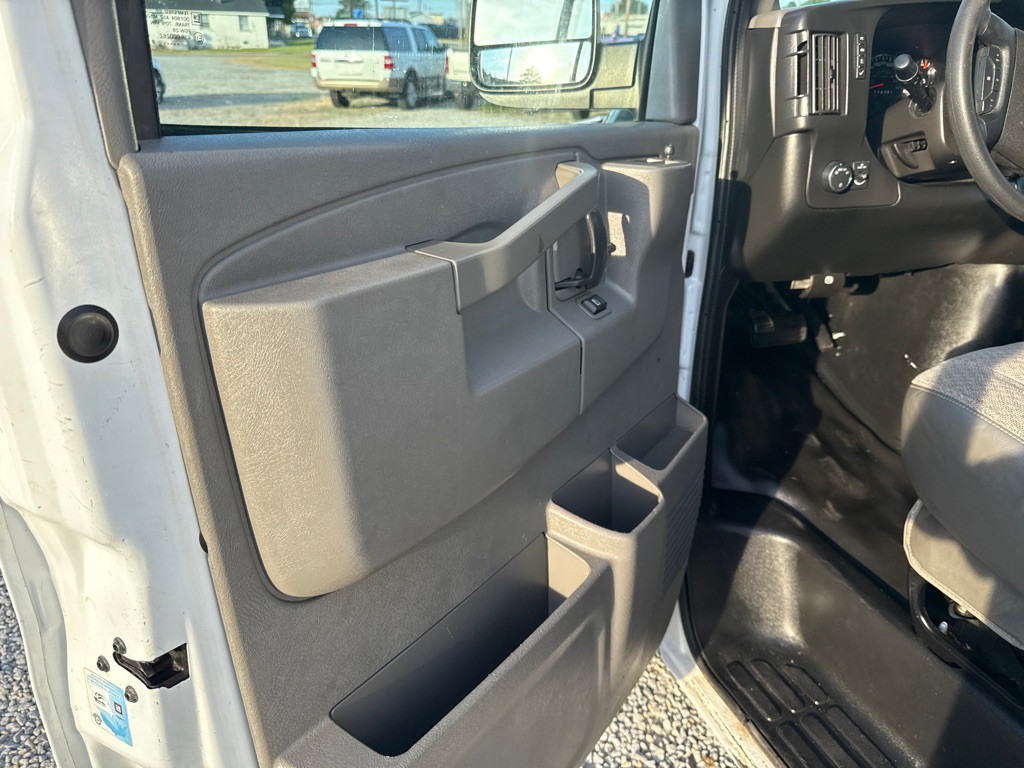 2018 Chevrolet Express Image 9
