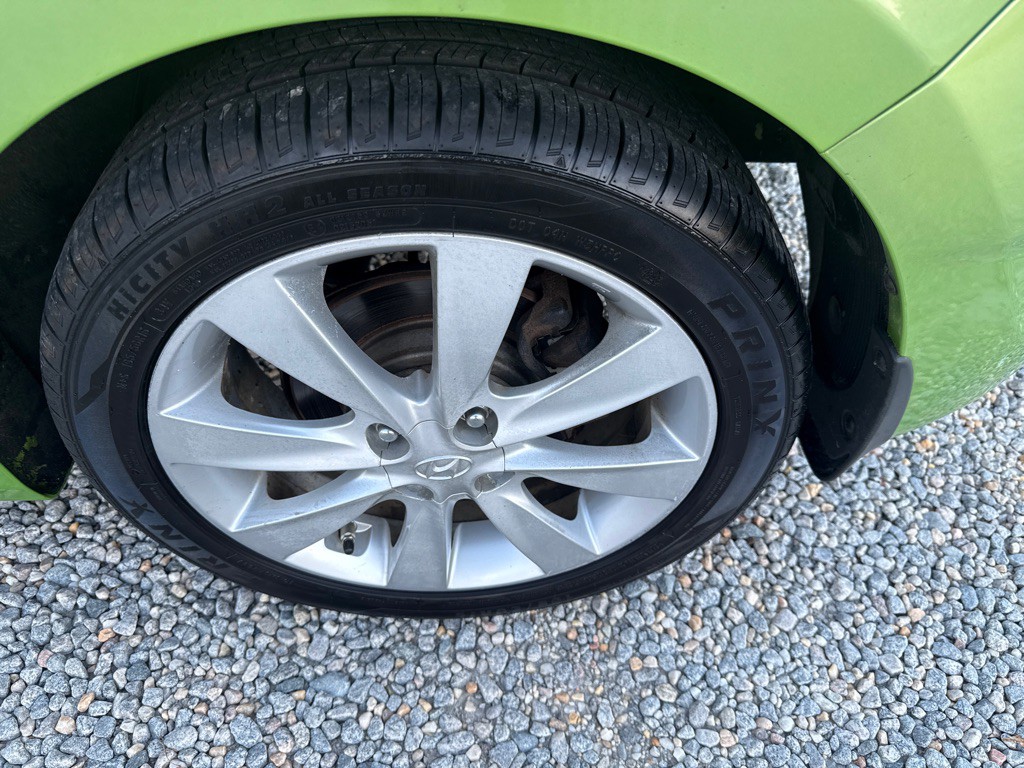 2012 Hyundai Accent Image 8