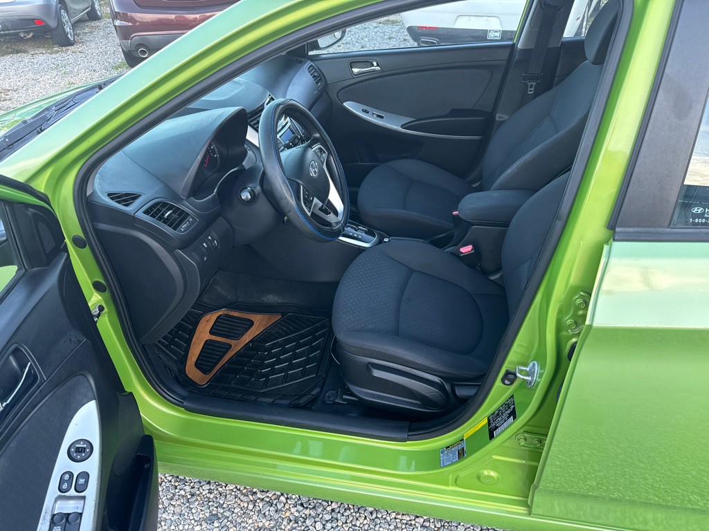 2012 Hyundai Accent Image 9