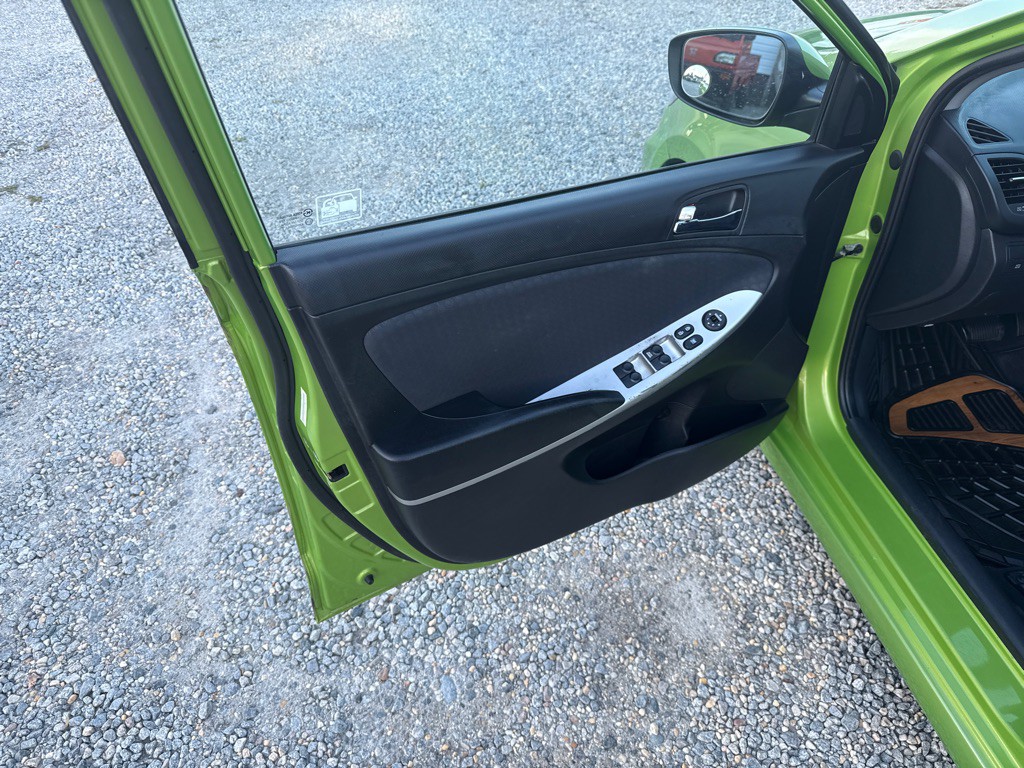 2012 Hyundai Accent Image 10