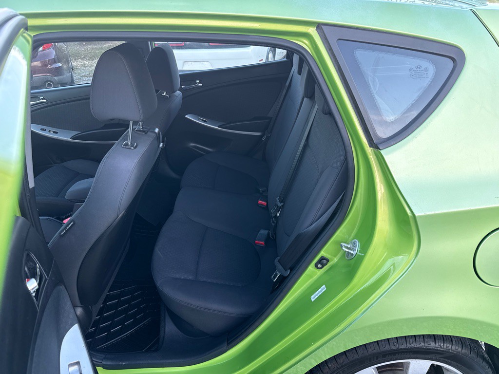 2012 Hyundai Accent Image 11