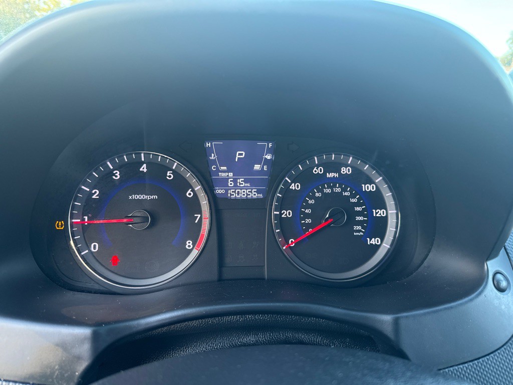 2012 Hyundai Accent Image 12