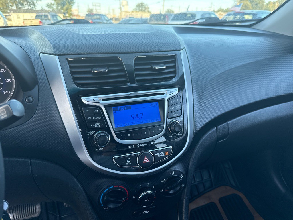 2012 Hyundai Accent Image 13