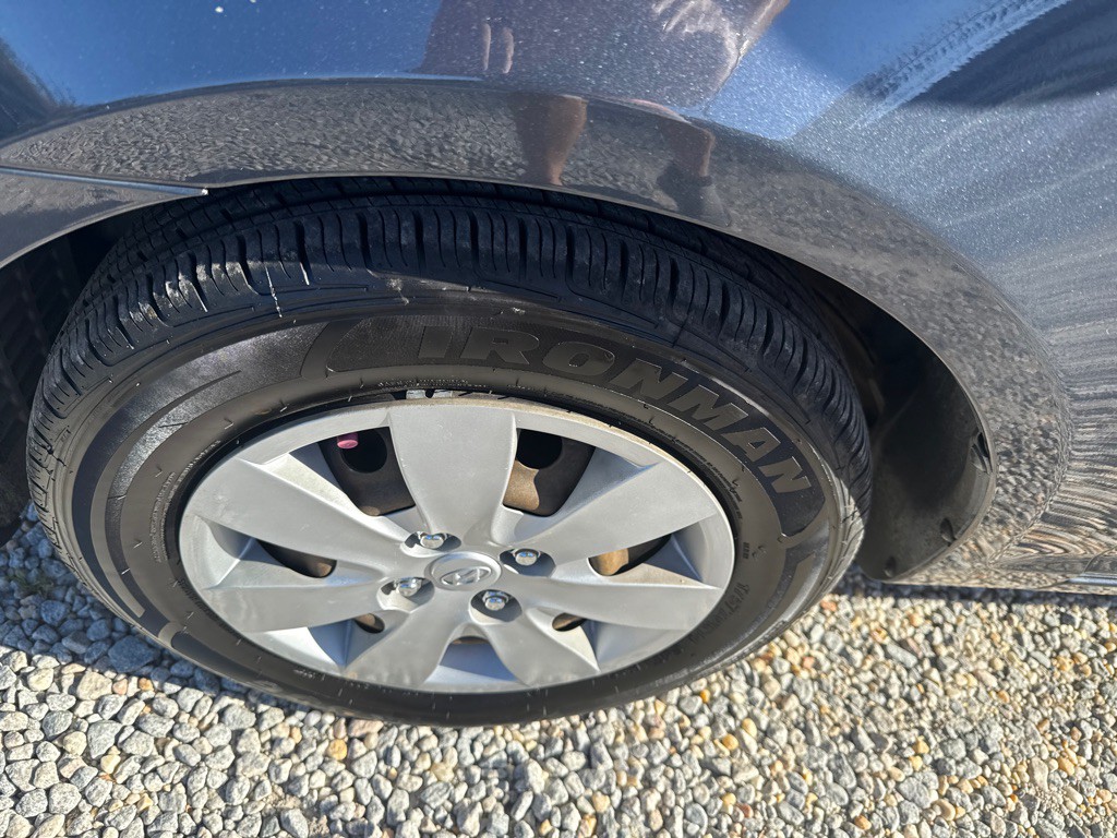 2010 Hyundai Accent Image 8