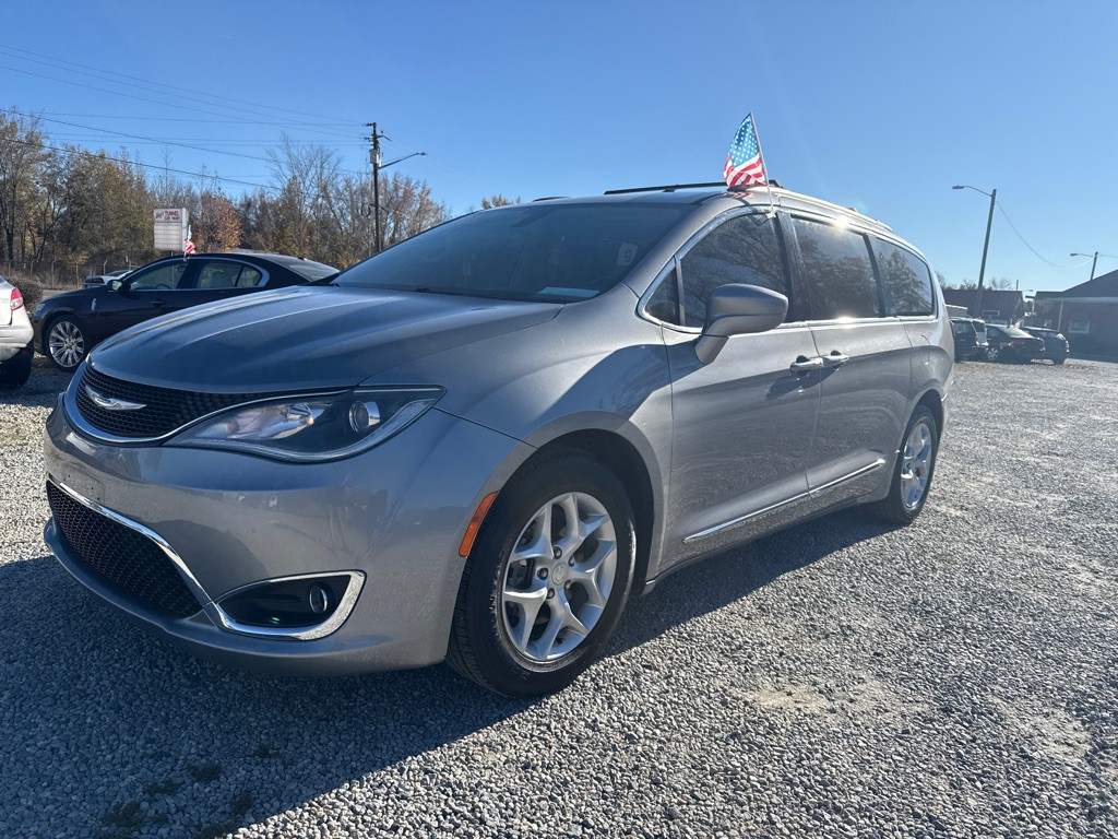 2017 Chrysler Pacifica Image 1