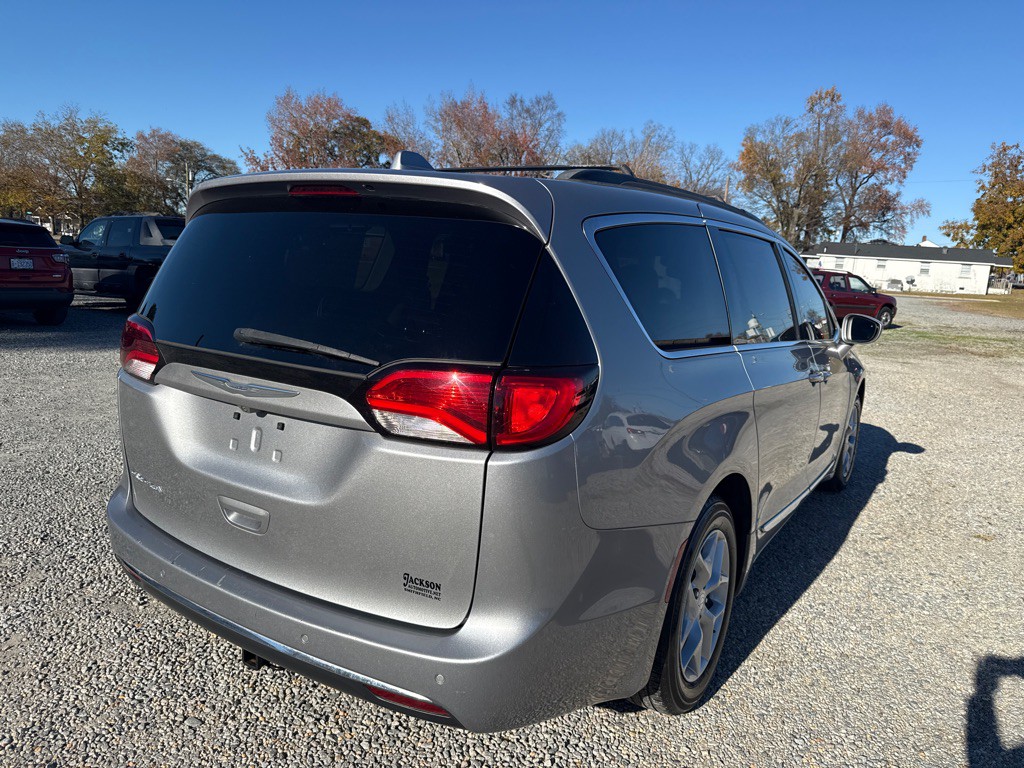 2017 Chrysler Pacifica Image 5