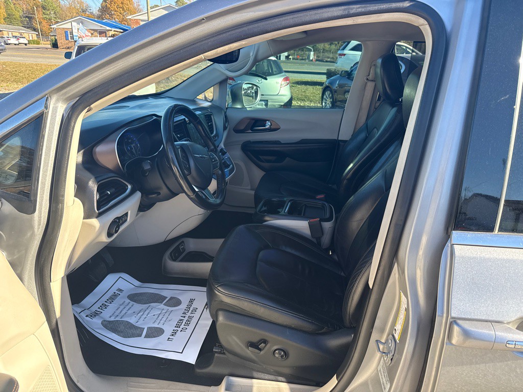 2017 Chrysler Pacifica Image 8