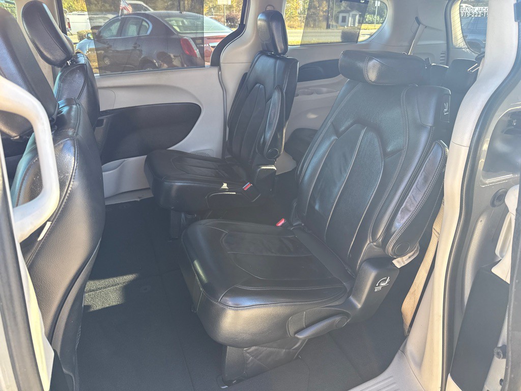 2017 Chrysler Pacifica Image 10