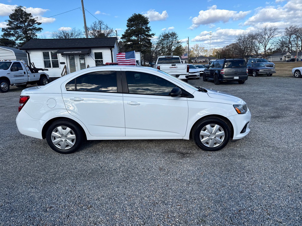2017 Chevrolet Sonic Image 4
