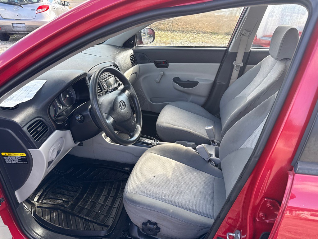 2011 Hyundai Accent Image 9