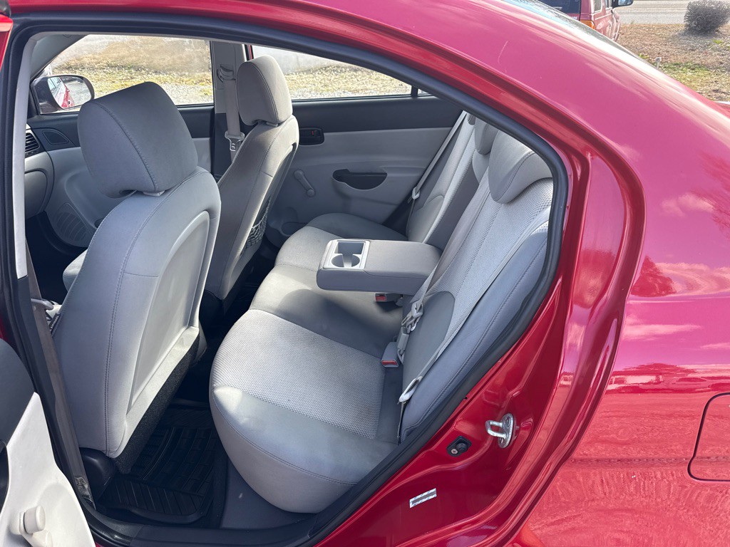 2011 Hyundai Accent Image 11