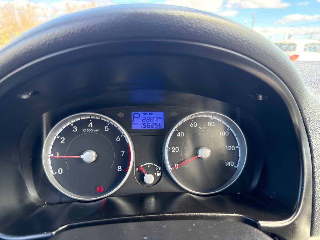 2011 Hyundai Accent Image 12