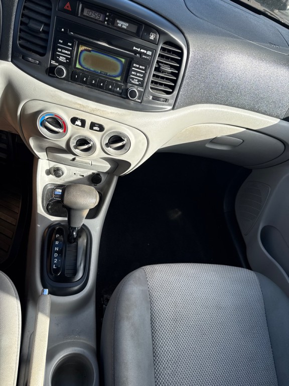 2011 Hyundai Accent Image 13