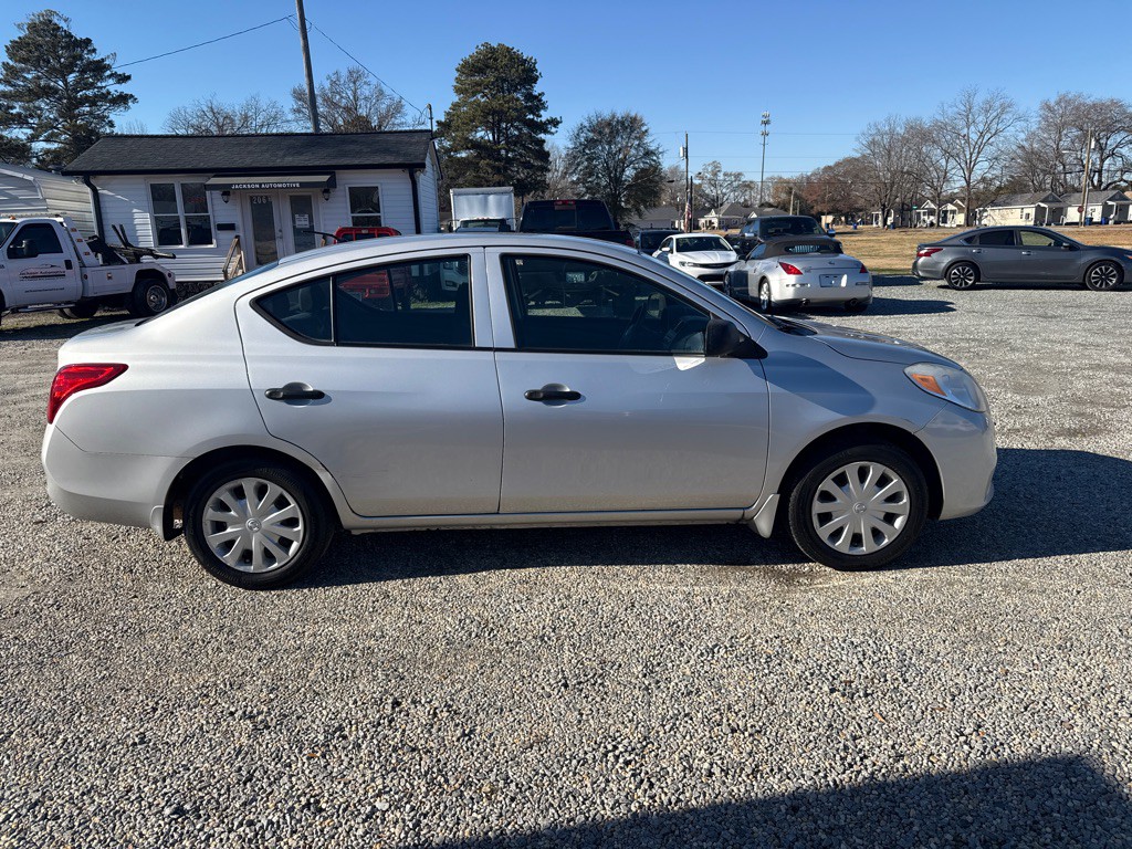 2014 Nissan Versa Image 4