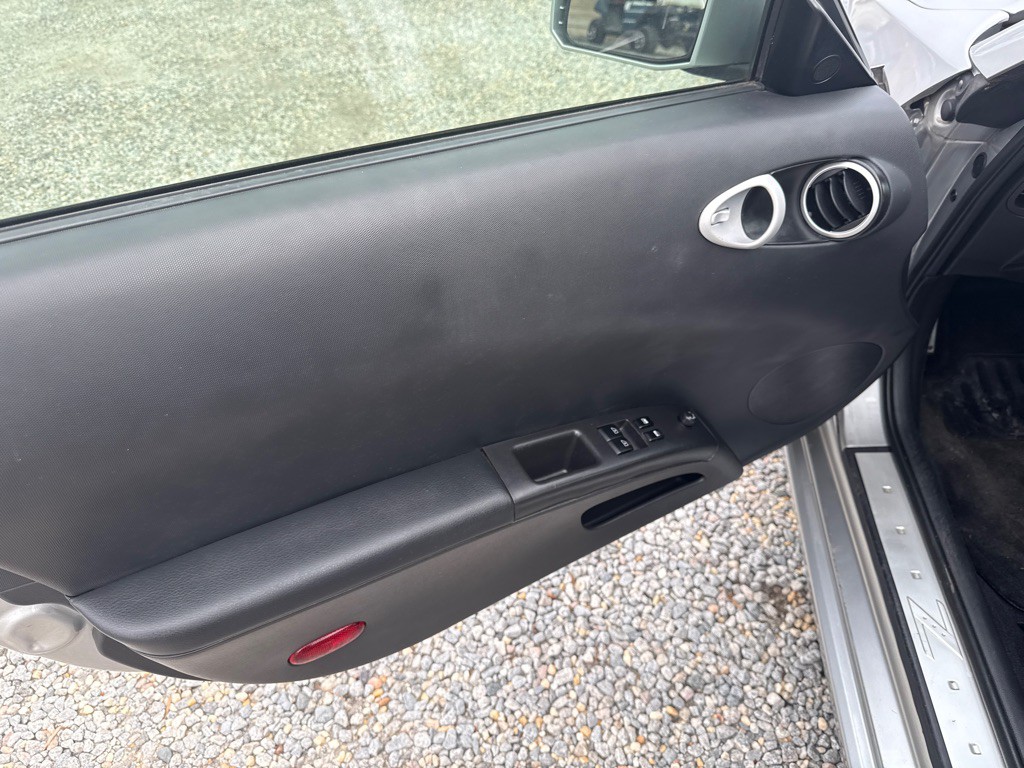 2004 Nissan 350Z Image 9