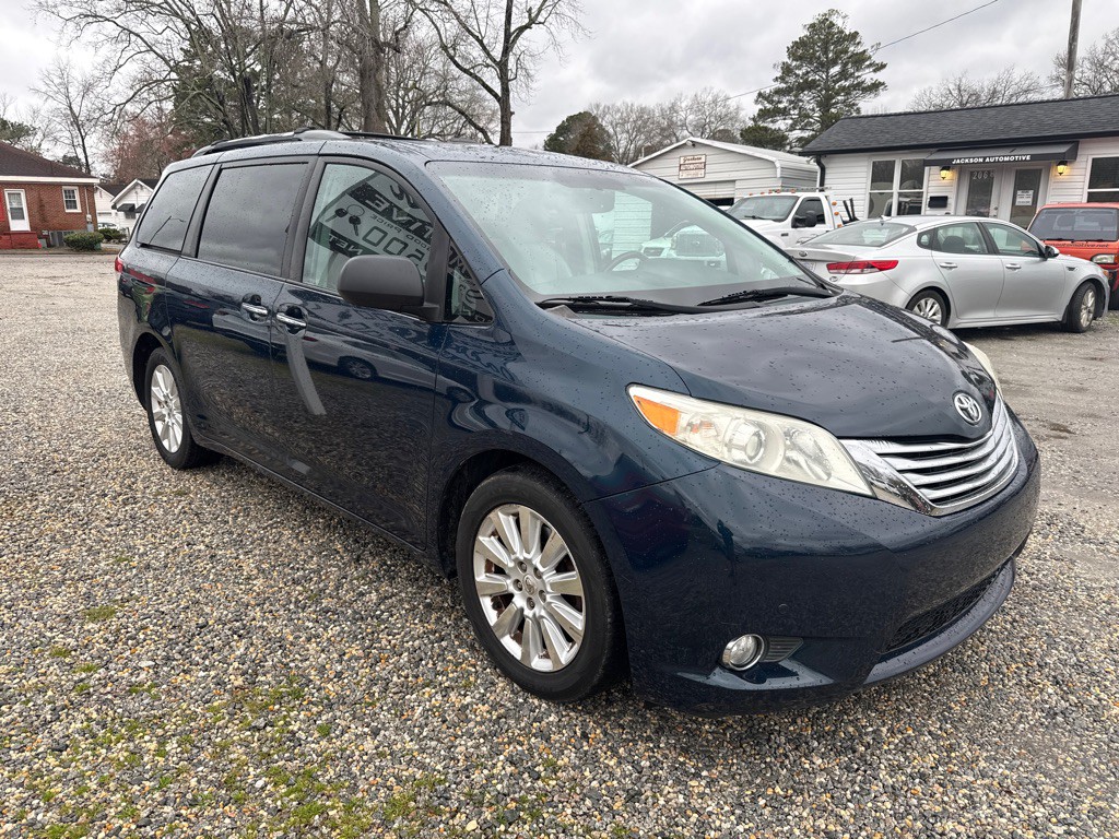 2011 Toyota Sienna Image 3