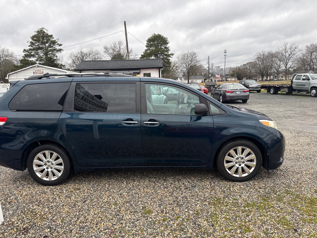 2011 Toyota Sienna Image 4