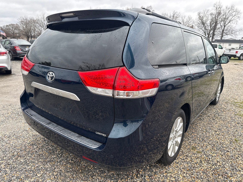 2011 Toyota Sienna Image 5