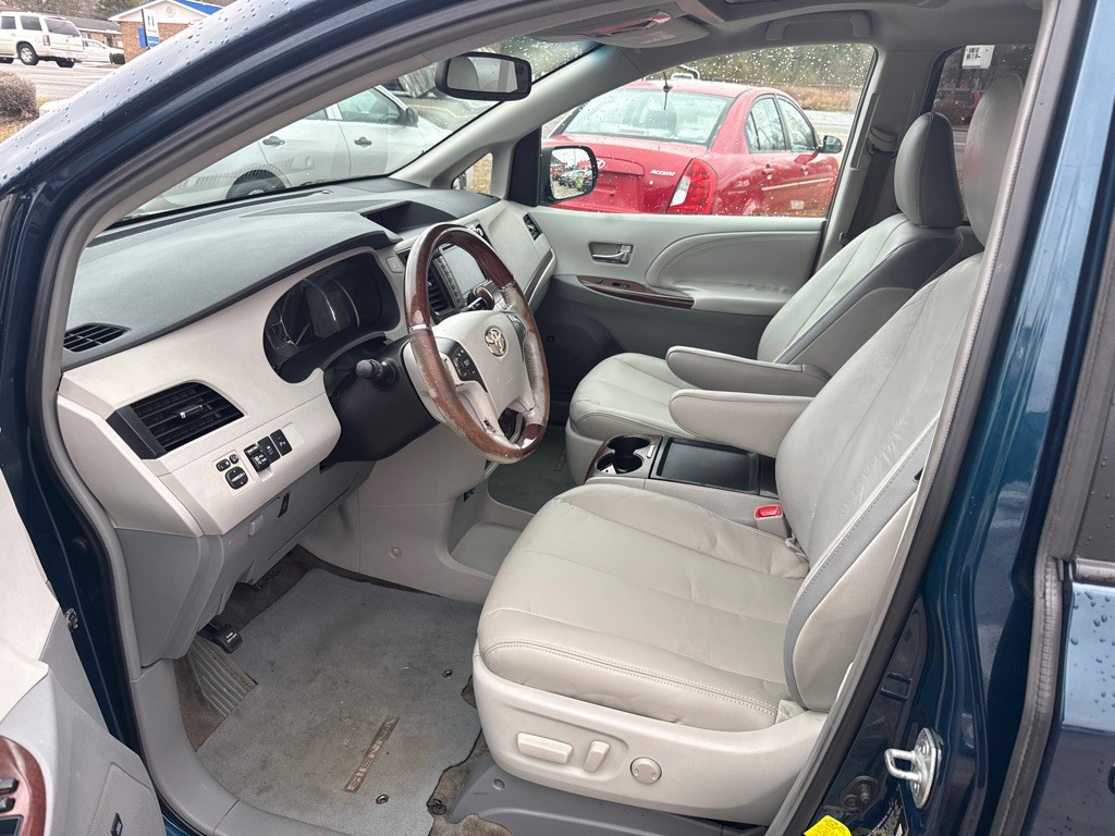 2011 Toyota Sienna Image 9