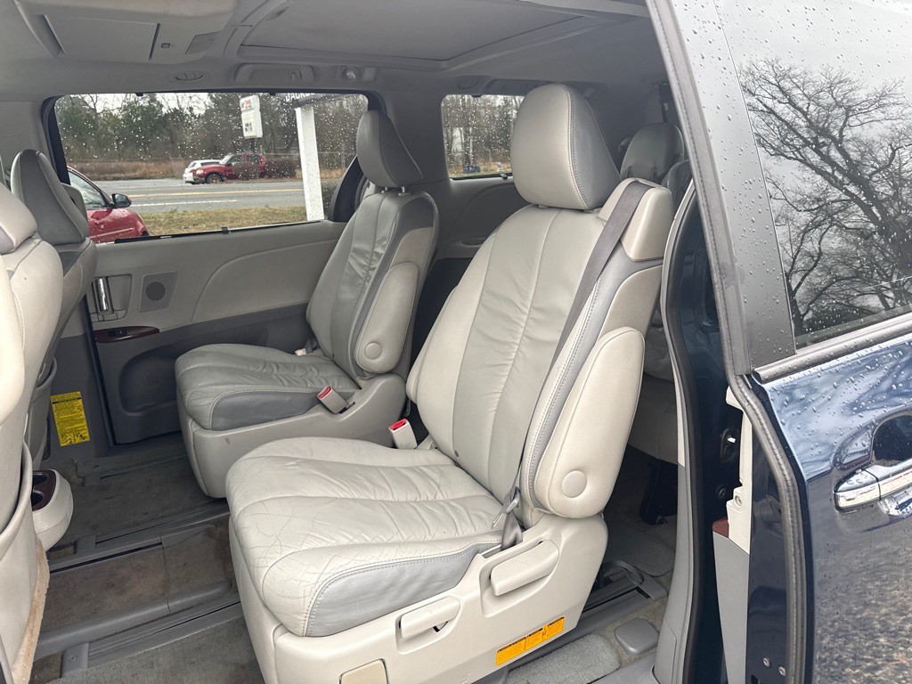 2011 Toyota Sienna Image 11