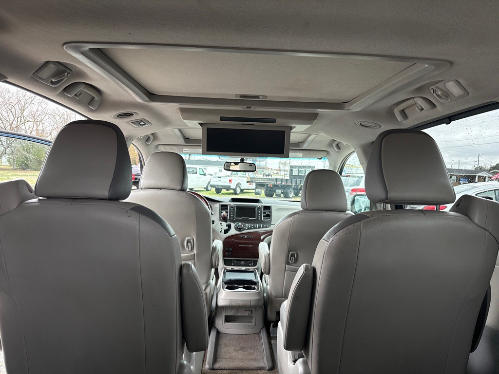 2011 Toyota Sienna Image 12
