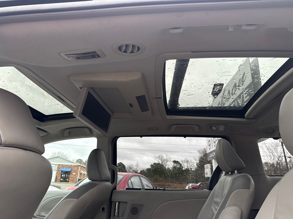 2011 Toyota Sienna Image 13