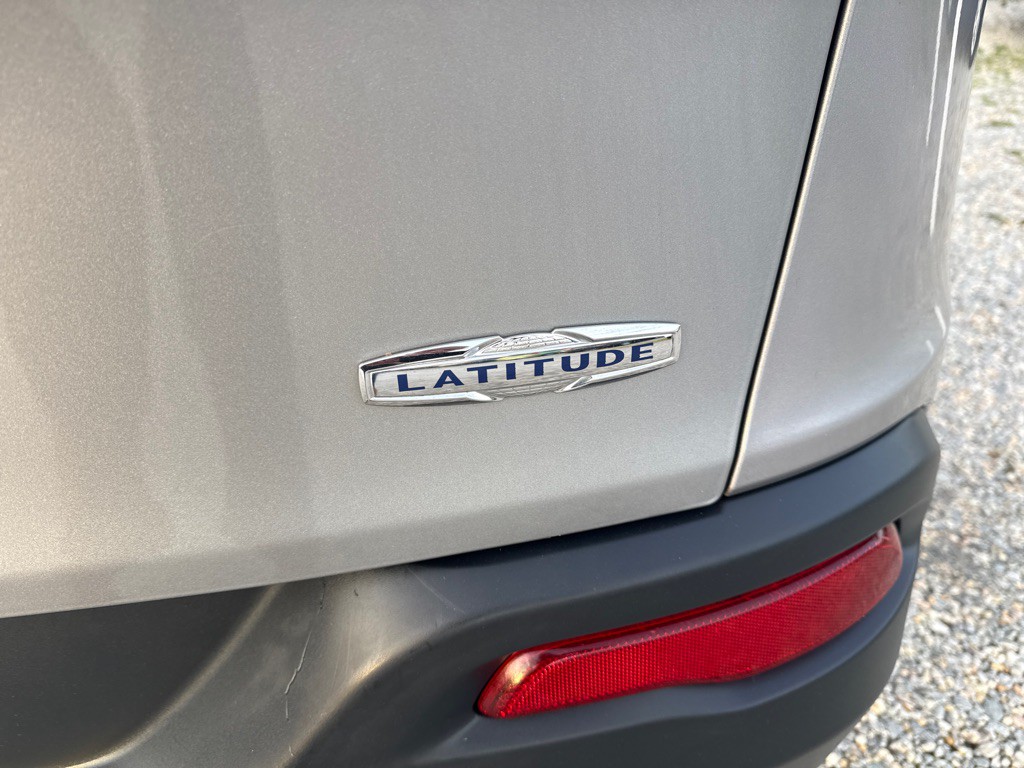 2016 Jeep Cherokee Image 11